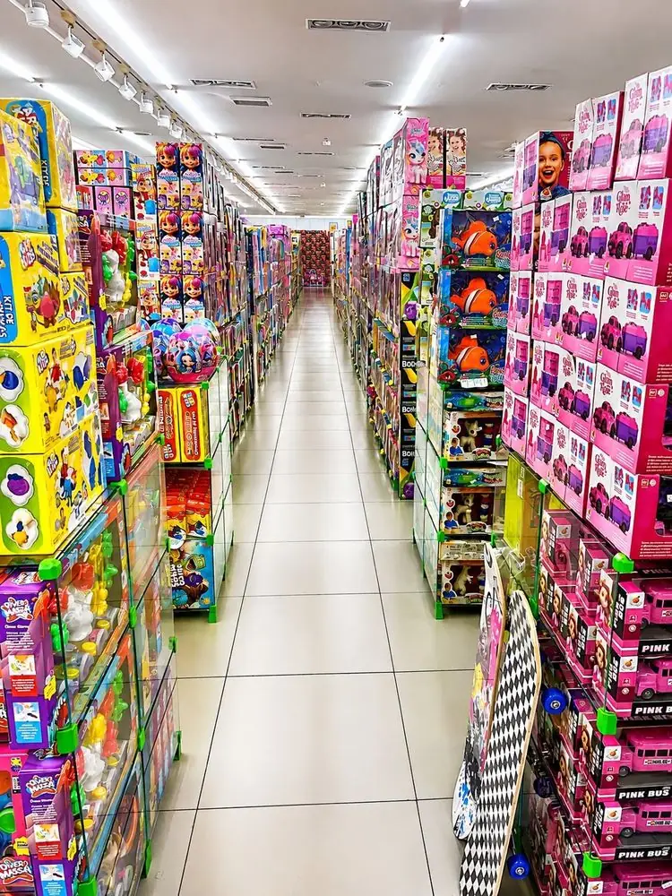 Corredor do setor de brinquedos de uma loja Brasil Home