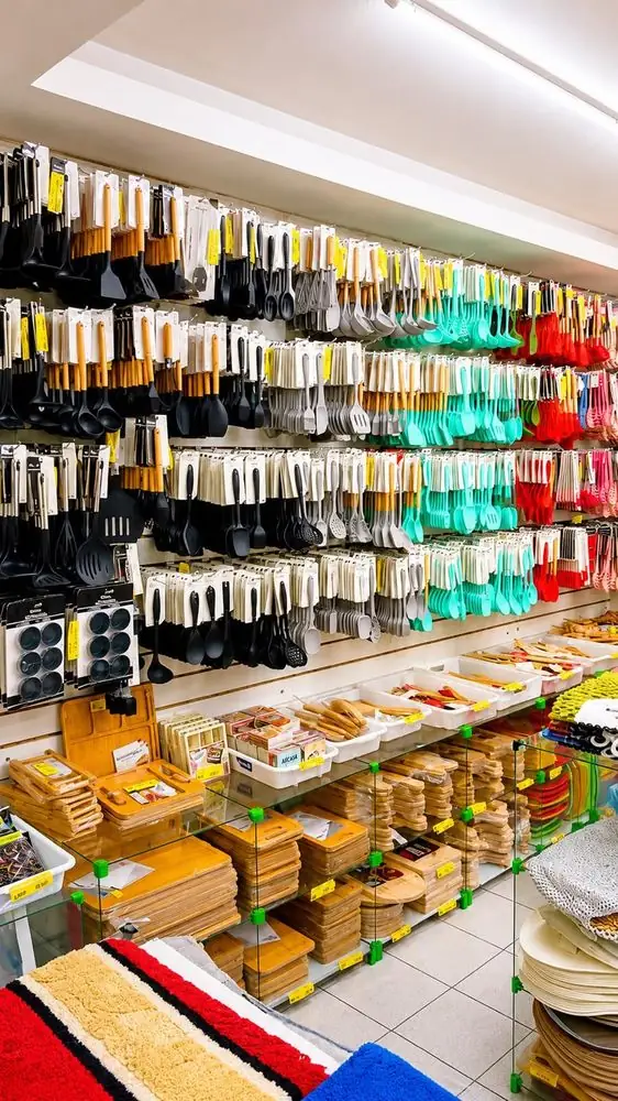 Parede de utensílios de cozinha