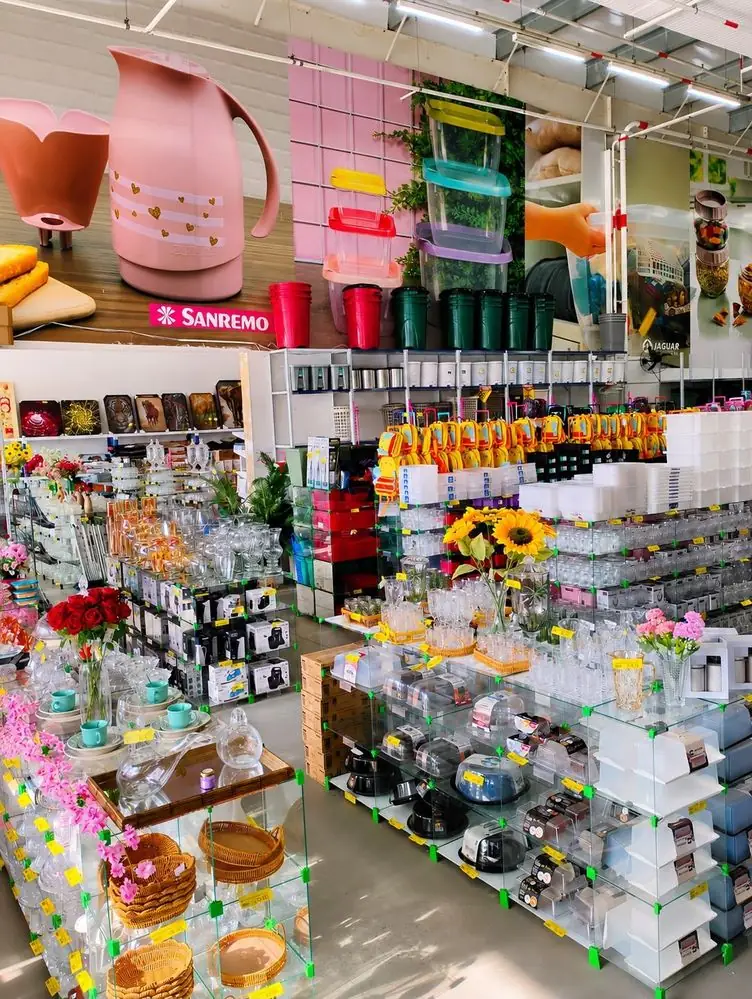 Vitrine de potes, vidraria e utilidades para o lar