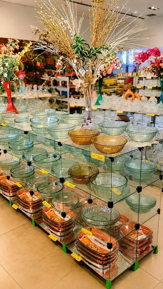 Vitrine de vidraria e taças